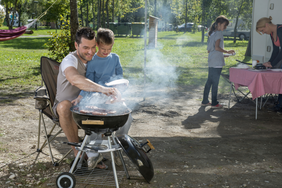 famille dans un mobil home sur parcelle camping Herault